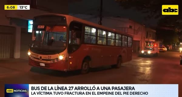 Pasajera cae y bus de la Línea 27 le pasa sobre el pie