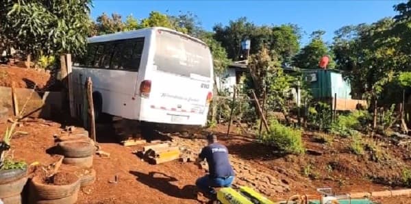 Trabajador muere aplastado por minibús en Presidente Franco