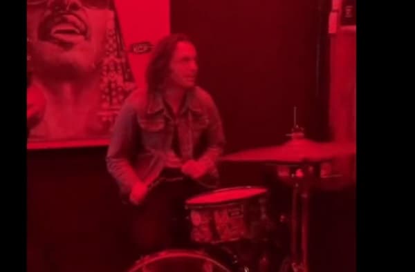 Bajista de Arctic Monkeys toca en un bar asunceno y enloquece al público