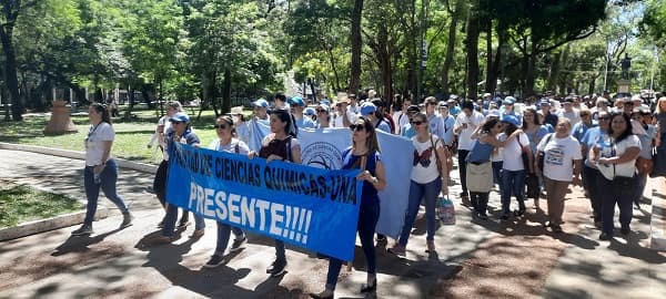 Funcionarios y alumnos de la UNA realizan paro en reclamo de presupuesto