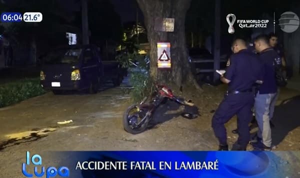Joven motociclista sin casco muere al chocar contra árbol 