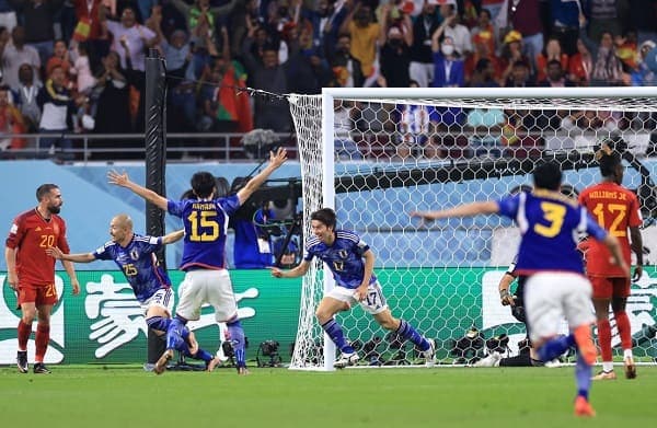 Japón y España clasifican en apasionante definición y con polémica 