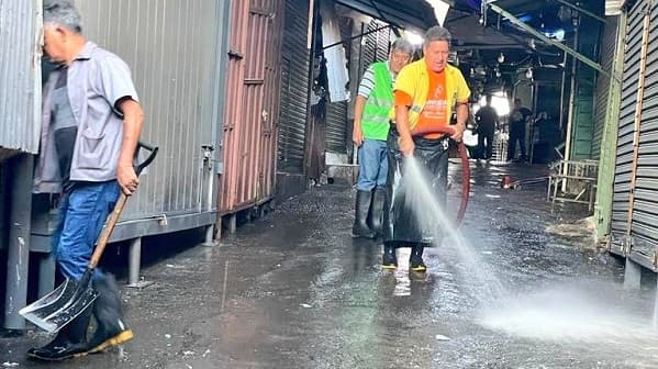 Realizan “manguereada navideña” en el Mercado 4