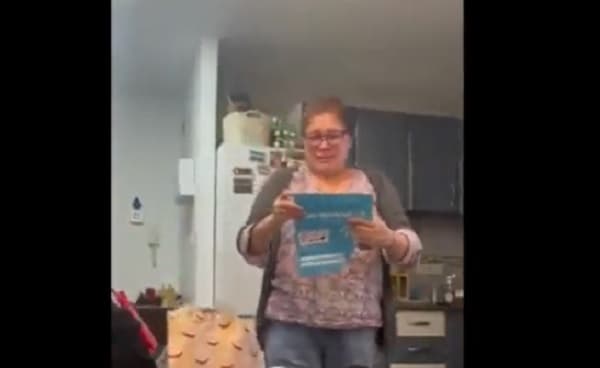 Compatriota en España se emociona al recibir pasaje de regreso a Paraguay como regalo