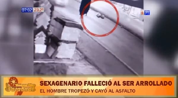 Hombre muere arrollado tras tropezar y caer al asfalto