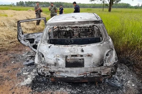 Hallan incinerado automóvil que habrían utilizado sicarios en Pedro Juan