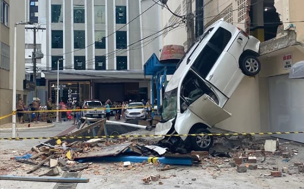 Auto paraguayo cae de estacionamiento en Brasil y una mujer está grave