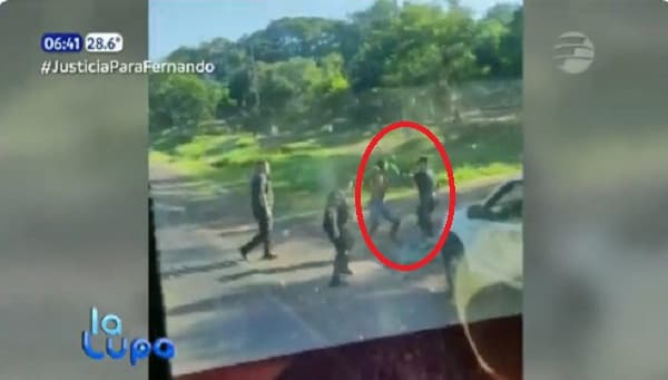 Hombre trata de evitar ser detenido golpeando a cuatro policías