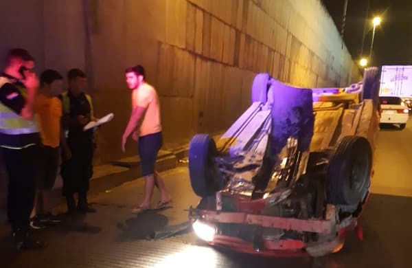 Automóvil vuelca en el túnel Semidei