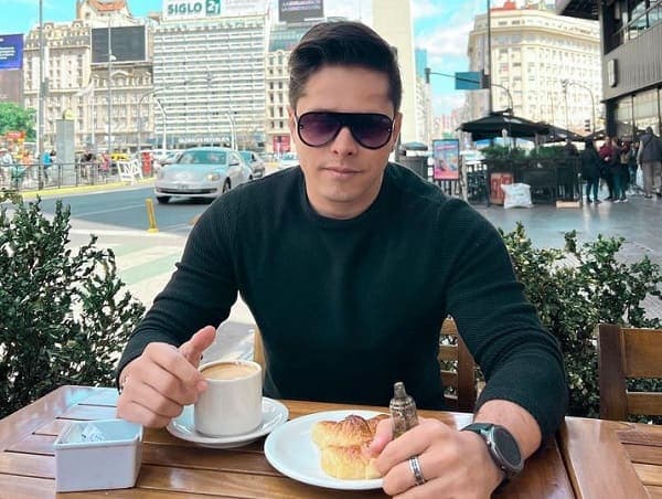 Imputan a cantante por deuda de G. 87 millones en manutención