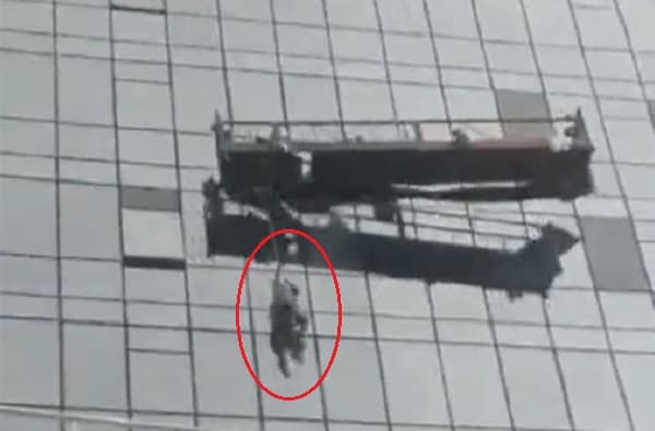 Trabajador pasa momentos de terror colgado de andamio durante tormenta