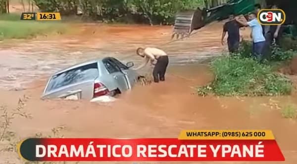 Vecinos efectúan rescate en medio de raudal en Ypané