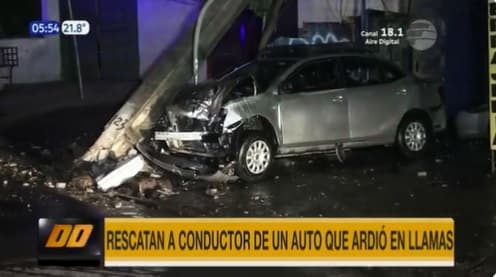 Rescatan a conductor cuyo vehículo ardió en llamas tras choque