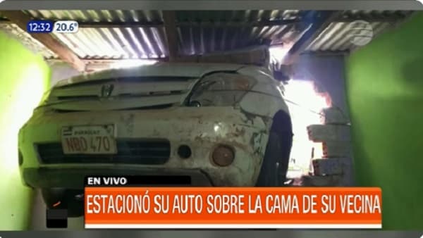 Incrusta su auto en la pared de su vecina y esta se salva de milagro