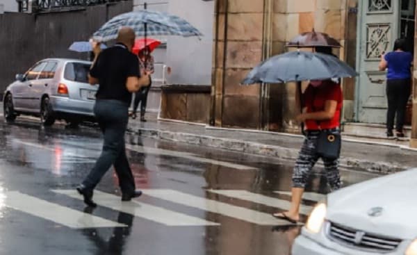 Anuncian miércoles caluroso con chaparrones