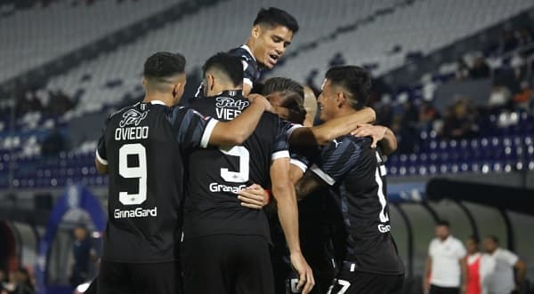 Libertad triunfa y lidera el torneo Apertura