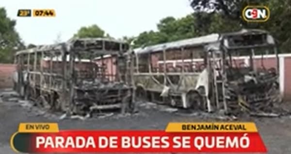 Varios buses de la empresa La Chaqueña arden en llamas