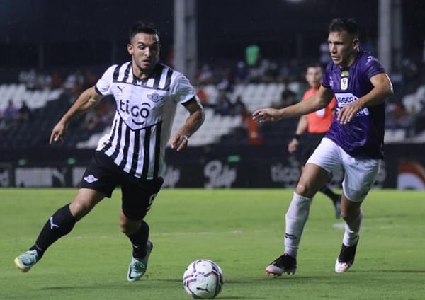 Libertad gana y se afianza en la punta 