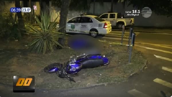 Motociclista que llevaba su casco por el brazo, choca y muere al instante