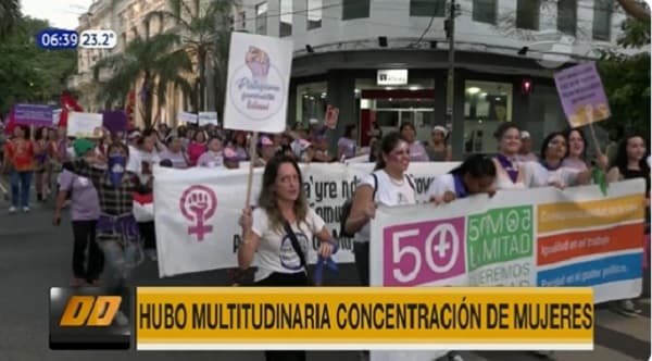 Mujeres marchan por el 8M en el microcentro