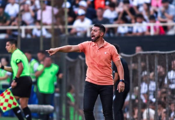 Cáceres deja de ser técnico de Olimpia 