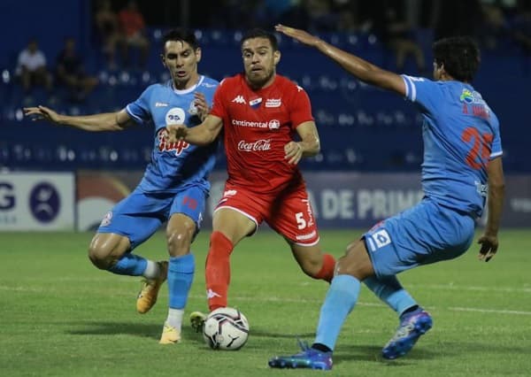 Nacional supera con lo justo a Resistencia 