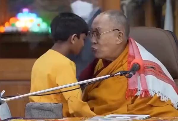 El Dalai Lama besa a un niño en la boca y genera ola de indignación 