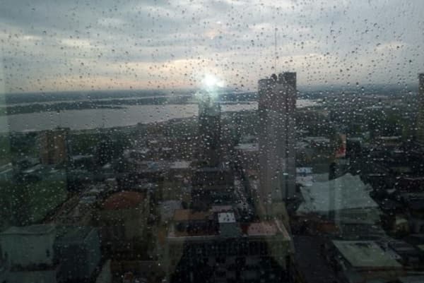 Meteorología pronostica lloviznas y vientos del sur