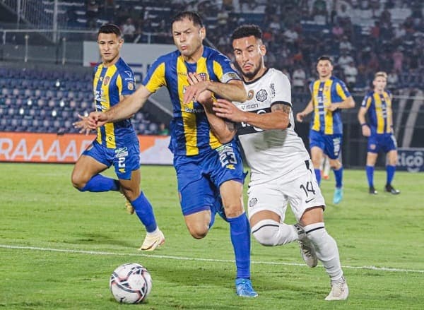 Luqueño saca provecho de gol en contra y vence a Olimpia