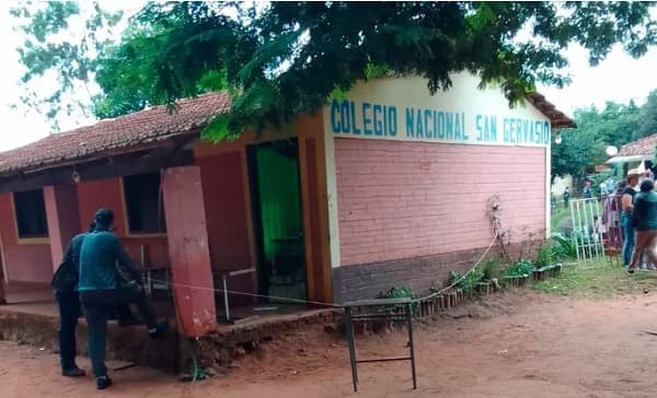 Directora de colegio murió apuñalada por un estudiante, reportan