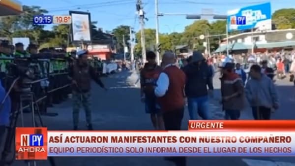 Manifestantes increpan y amenazan a periodista