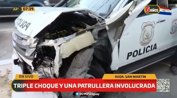 Patrullera impacta contra camioneta en cruce semafórico