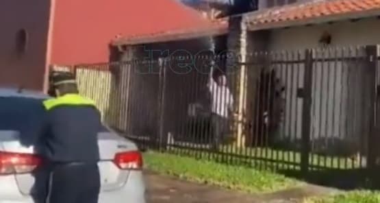 Vecino de Las Lomas recibe con agua a Juan Villalba