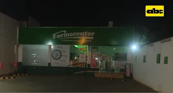 Toman de rehén a cliente de farmacia en asalto