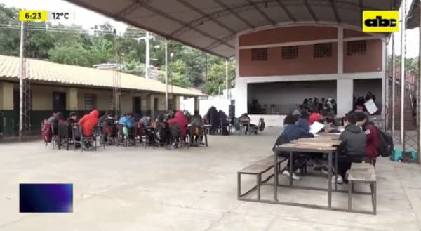 Estudiantes del Bañado Sur dan clases bajo un tinglado