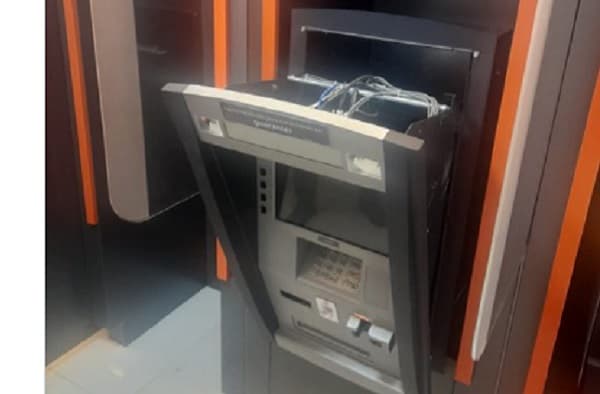 Detienen a un hombre por intentar abrir un cajero automático