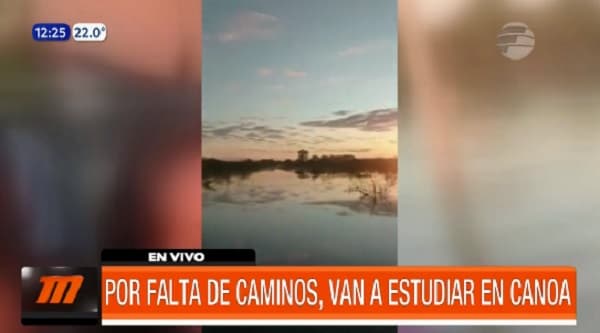 Transportan a niños en canoa para estudiar ante falta de caminos