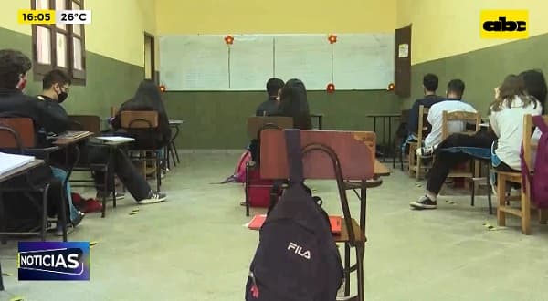 La prioridad es salud mental antes que mochilas transparentes, dice viceministra