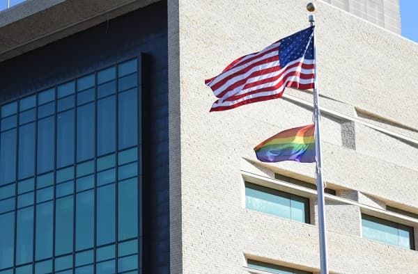 Izamiento de bandera LBTQI+ genera oleada de reacciones en redes 