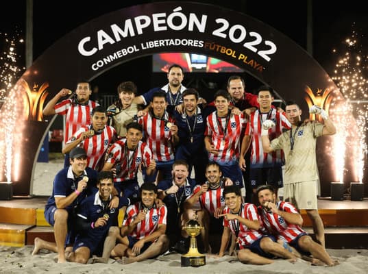 ¡Presidente Hayes hace historia en el fútbol playa!