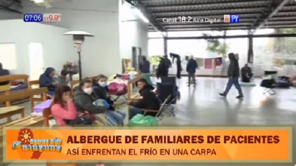 Familiares de pacientes del IPS se enfrentan al frío desde el albergue