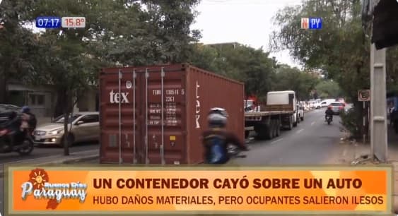 Contenedor cae sobre vehículo en Asunción