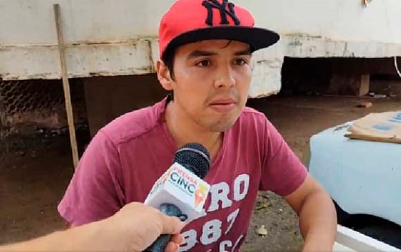 Padre abre taller de celulares en hospital por hija enferma