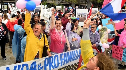 Prometen un “Ministerio de la Familia” con Santi Peña