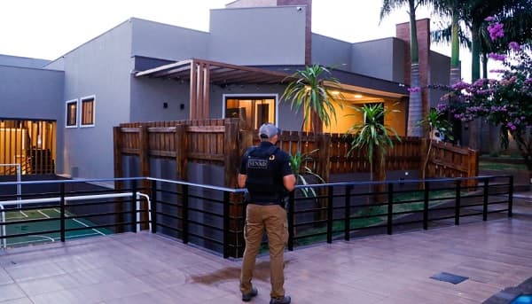 Operación “Pavo Real”: Ejecutan más de 30 allanamientos y detienen al marido de una fiscala