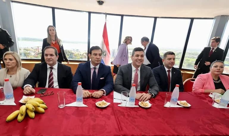 Santiago Peña planea eliminar la Secretaría Anticorrupción. Mientras, apoya a Rivas