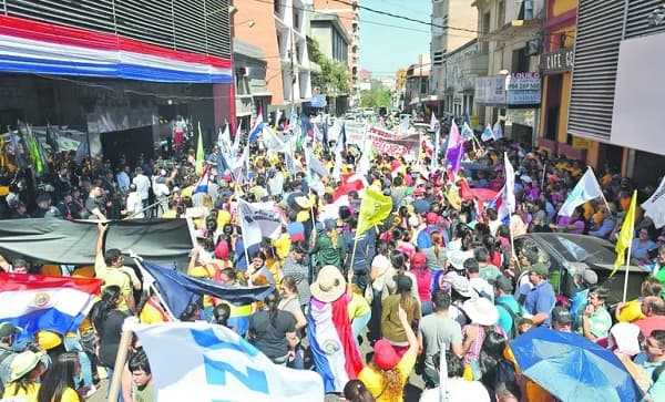 Docentes exigen incremento salarial: Amenazan con protestas
