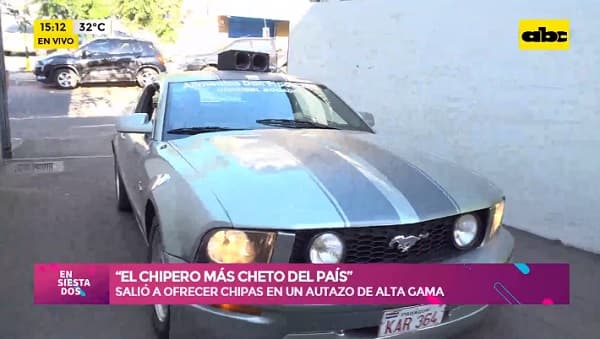 Joven vende chipas en vehículo de alta gama