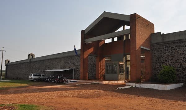 Suspenden visitas de menores a cárceles tras caso de abuso