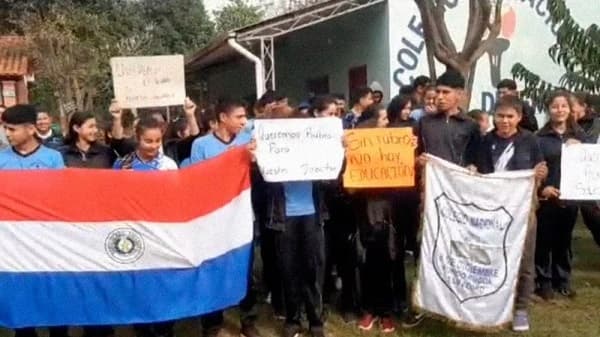 Padres y alumnos en San Pedro del Ycuamandyyú toman colegio exigiendo respuestas